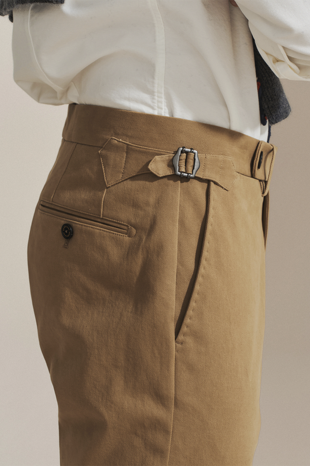 Bibury Court - Calça chino, cintura média, em sarja de algodão com elastano, com ajustadores laterais - Khaki