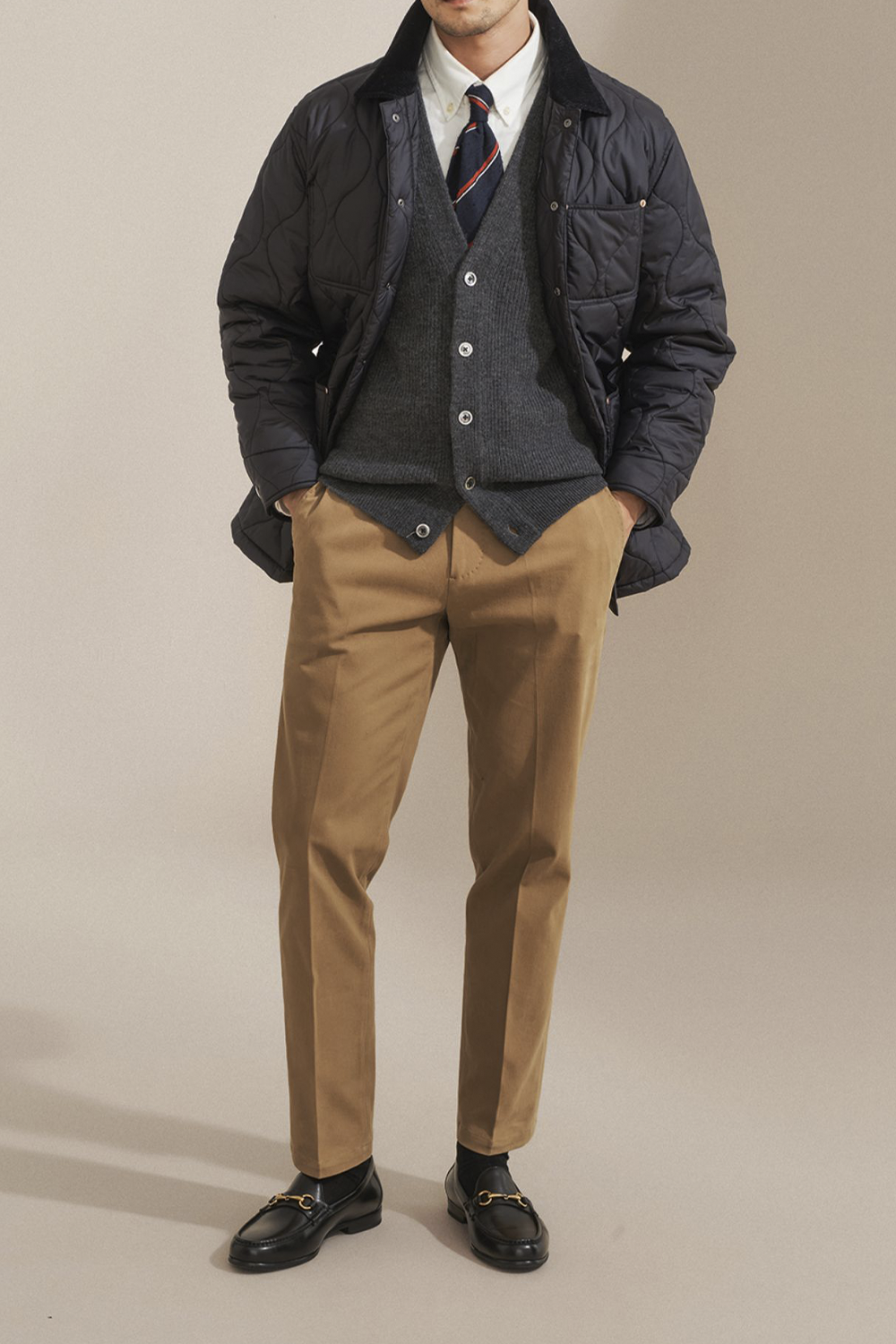 Bibury Court - Calça chino, cintura média, em sarja de algodão com elastano, com ajustadores laterais - Khaki