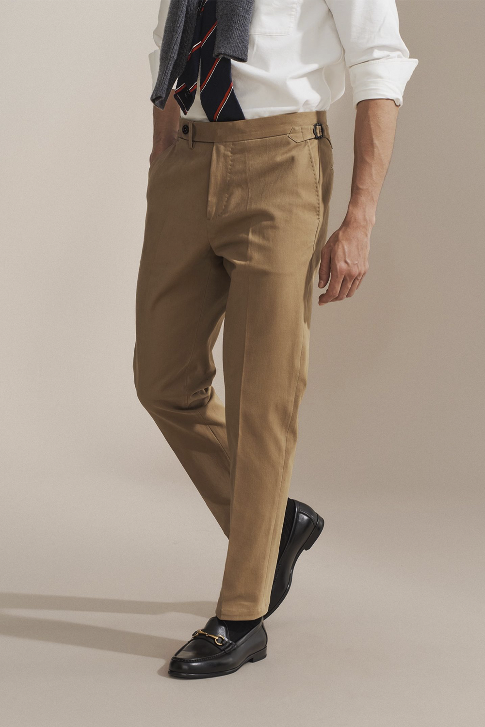 Bibury Court - Calça chino, cintura média, em sarja de algodão com elastano, com ajustadores laterais - Khaki