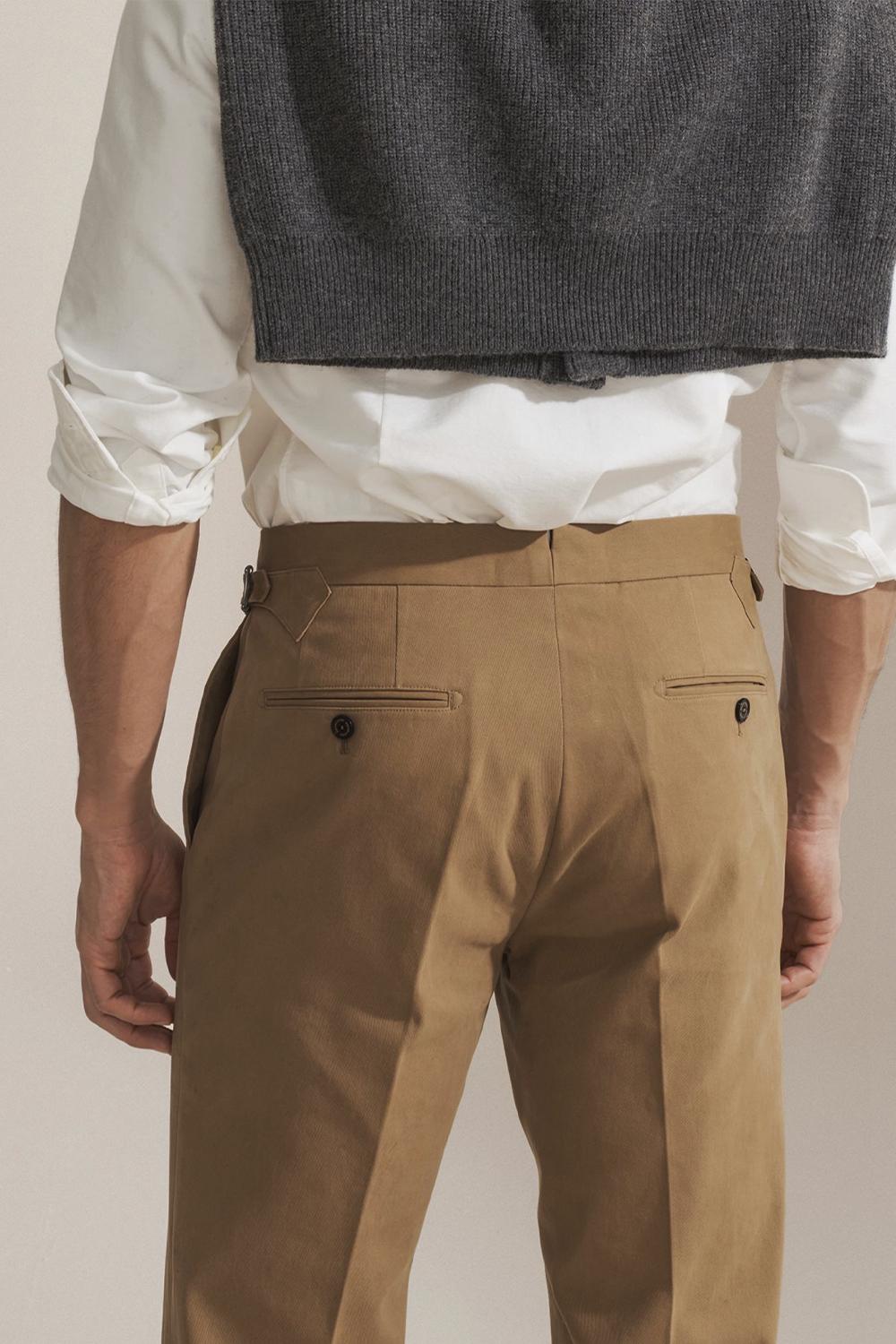 Bibury Court - Calça chino, cintura média, em sarja de algodão com elastano, com ajustadores laterais - Khaki