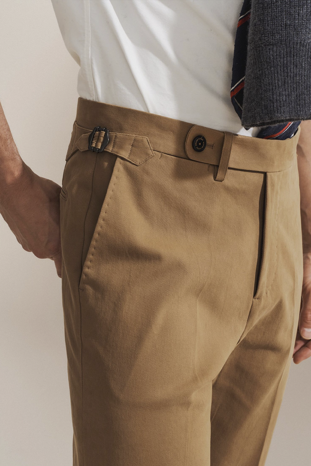 Bibury Court - Calça chino, cintura média, em sarja de algodão com elastano, com ajustadores laterais - Khaki