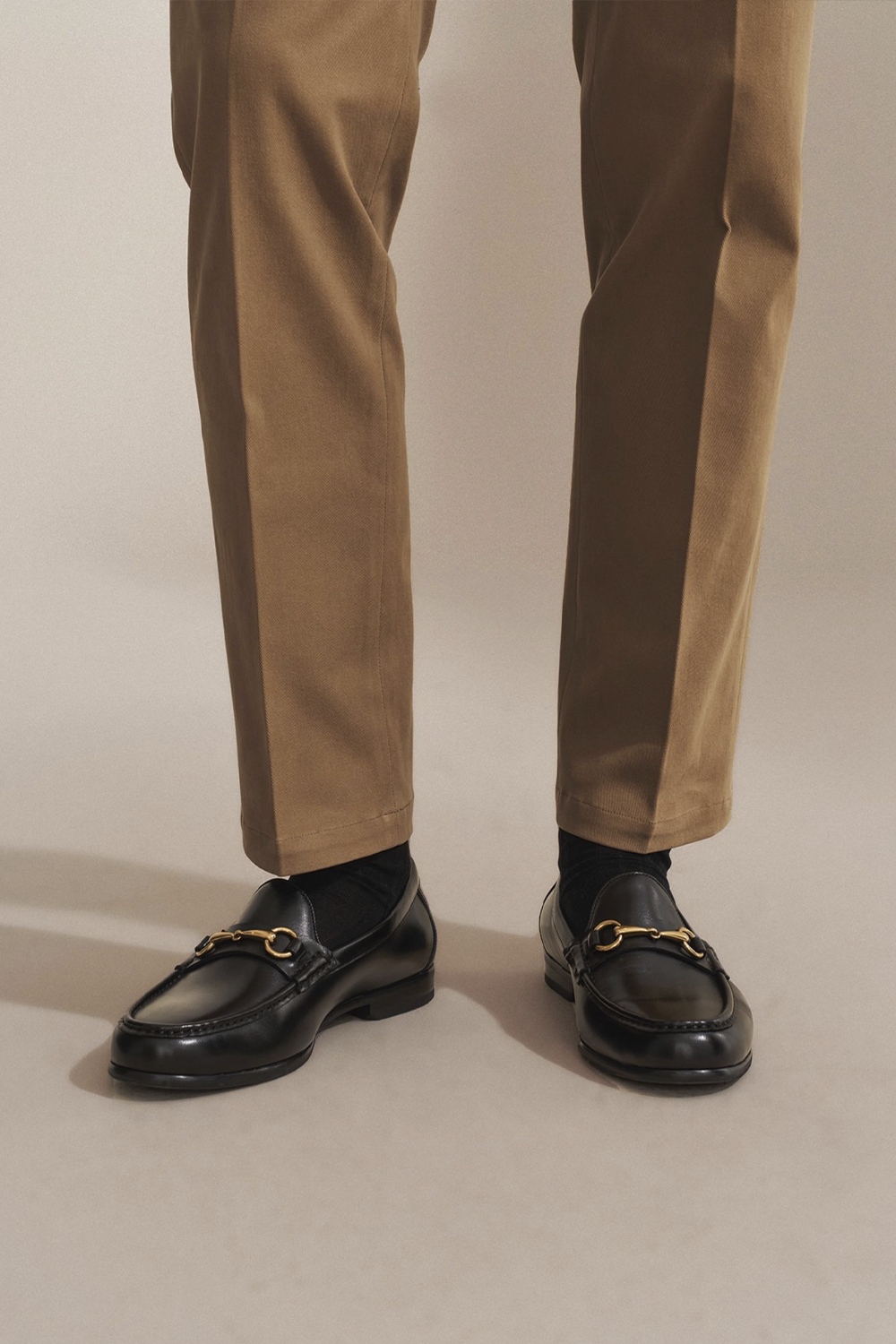 Bibury Court - Calça chino, cintura média, em sarja de algodão com elastano, com ajustadores laterais - Khaki