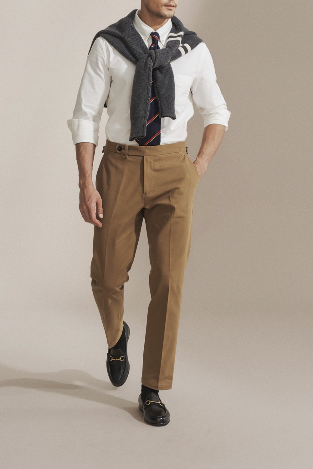 Bibury Court - Calça chino, cintura média, em sarja de algodão com elastano, com ajustadores laterais - Khaki