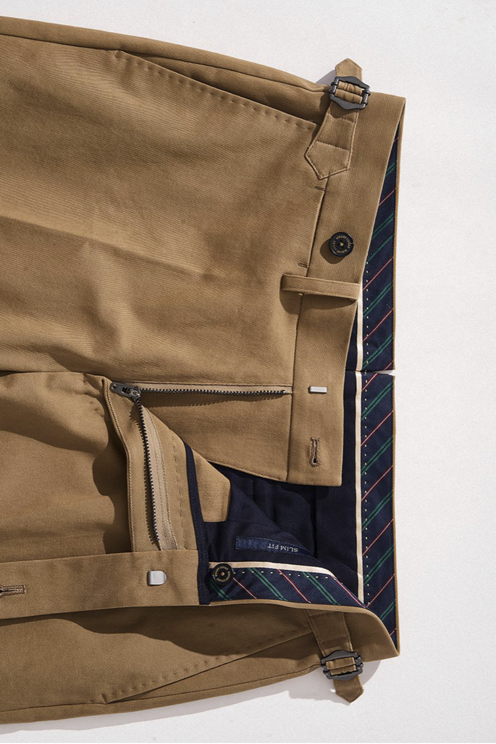 Bibury Court - Calça chino, cintura média, em sarja de algodão com elastano, com ajustadores laterais - Khaki