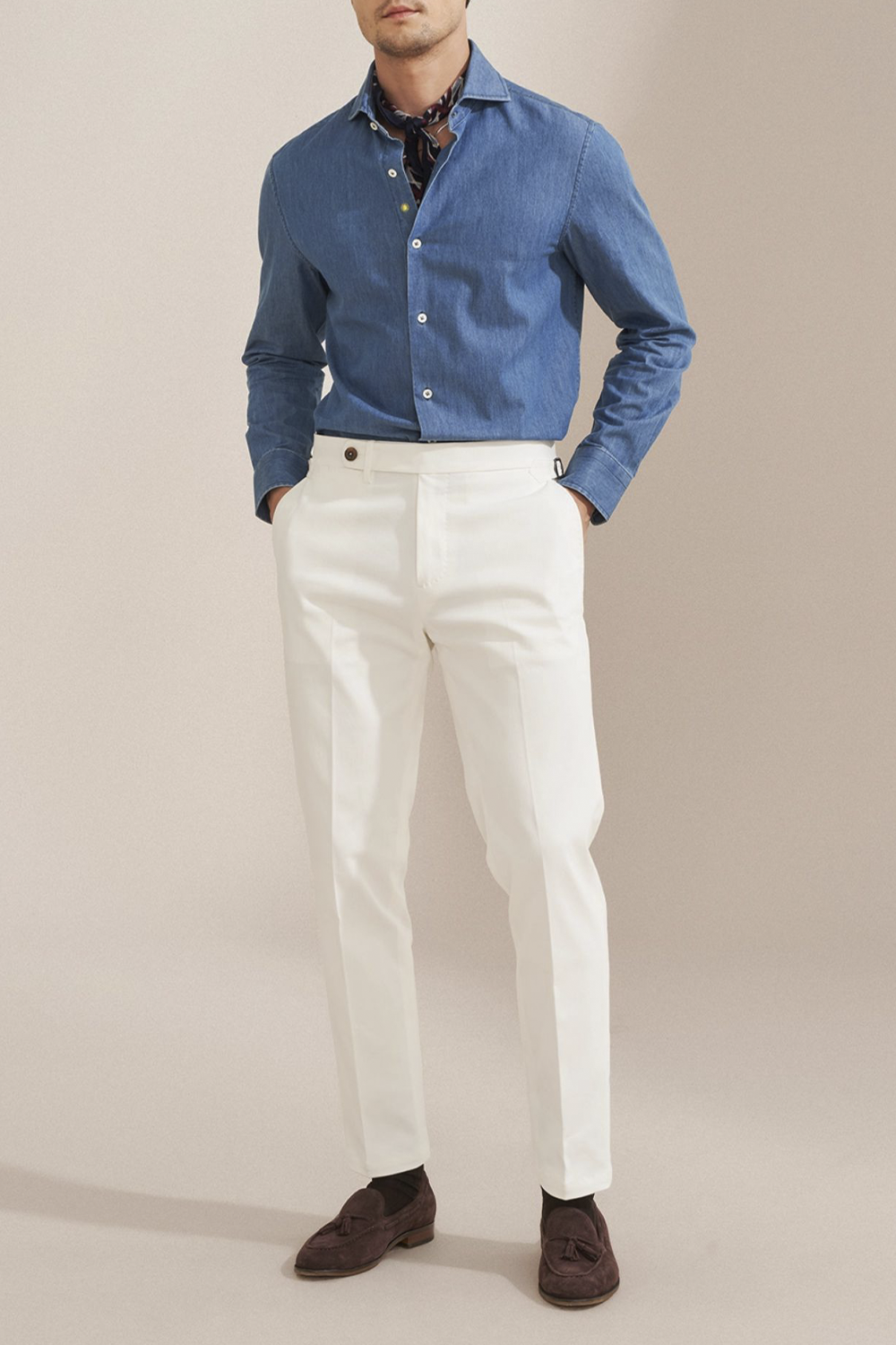 Bibury Court - Calça chino, cintura média, em sarja de algodão com elastano, com ajustadores laterais - Branca