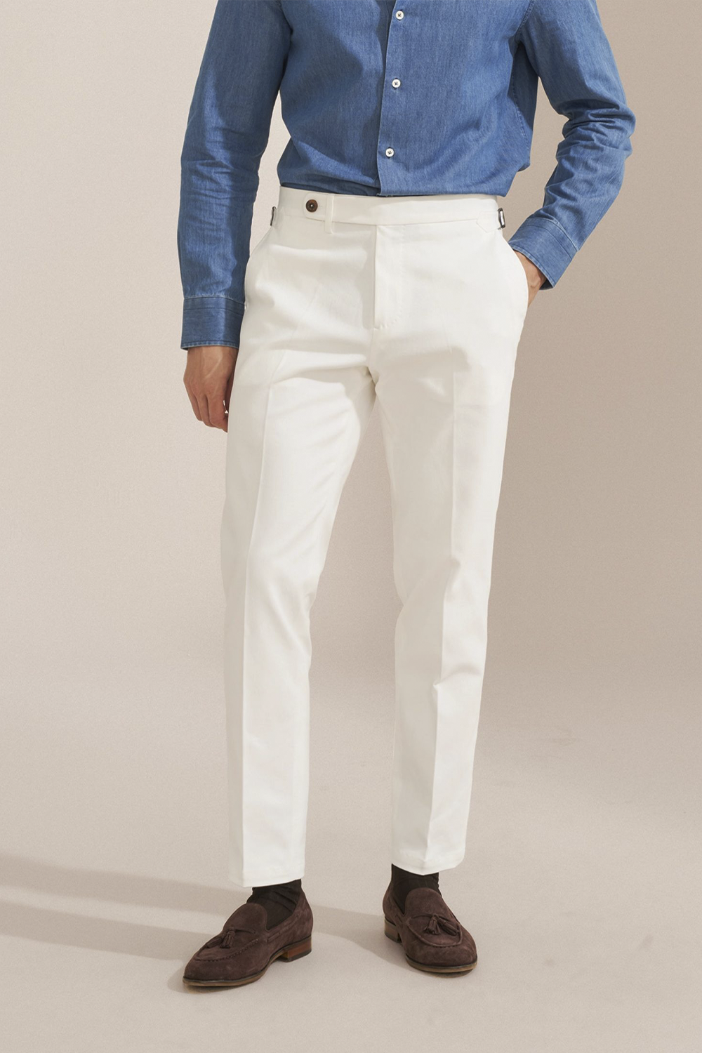 Bibury Court - Calça chino, cintura média, em sarja de algodão com elastano, com ajustadores laterais - Branca