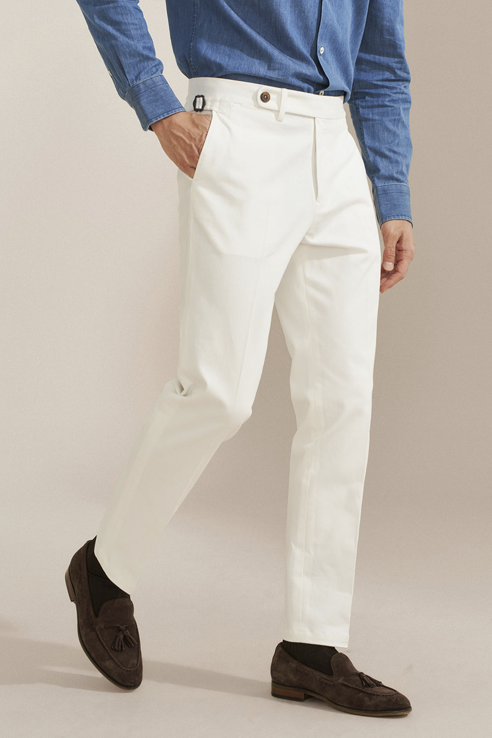 Bibury Court - Calça chino, cintura média, em sarja de algodão com elastano, com ajustadores laterais - Branca