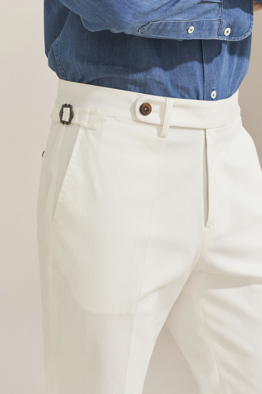 Bibury Court - Calça chino, cintura média, em sarja de algodão com elastano, com ajustadores laterais - Branca