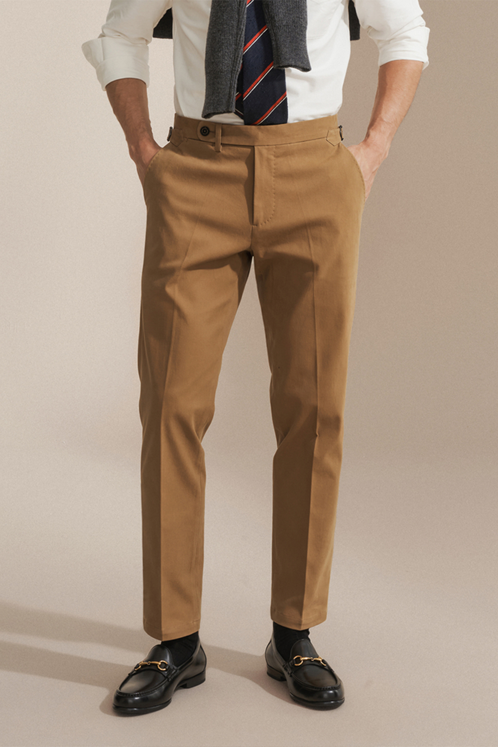 Bibury Court - Calça chino, cintura média, em sarja de algodão com elastano, com ajustadores laterais - Khaki