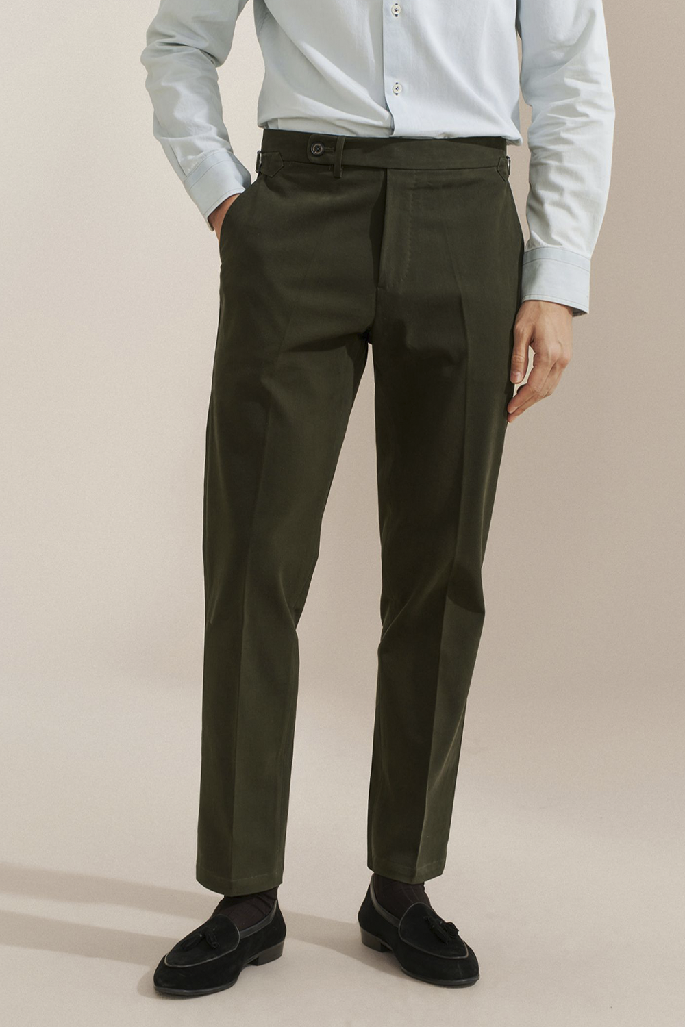 Bibury Court - Calça chino, cintura média, em sarja de algodão com elastano, com ajustadores laterais - Verde