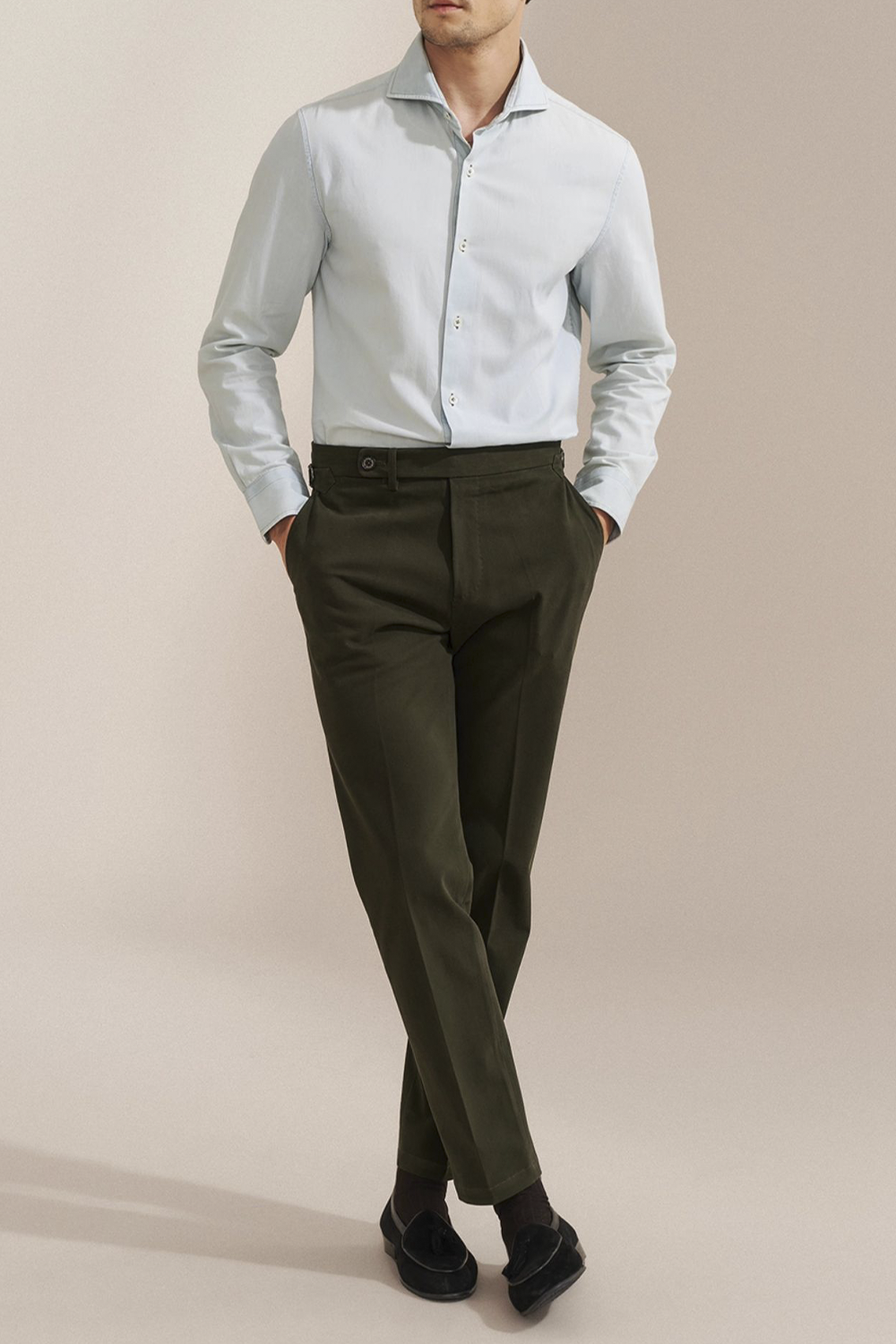 Bibury Court - Calça chino, cintura média, em sarja de algodão com elastano, com ajustadores laterais - Verde