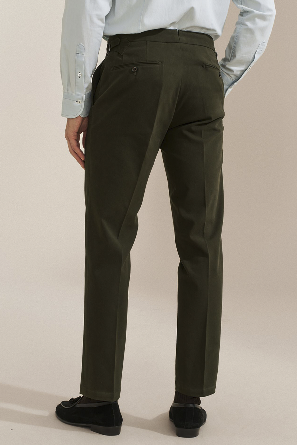 Bibury Court - Calça chino, cintura média, em sarja de algodão com elastano, com ajustadores laterais - Verde