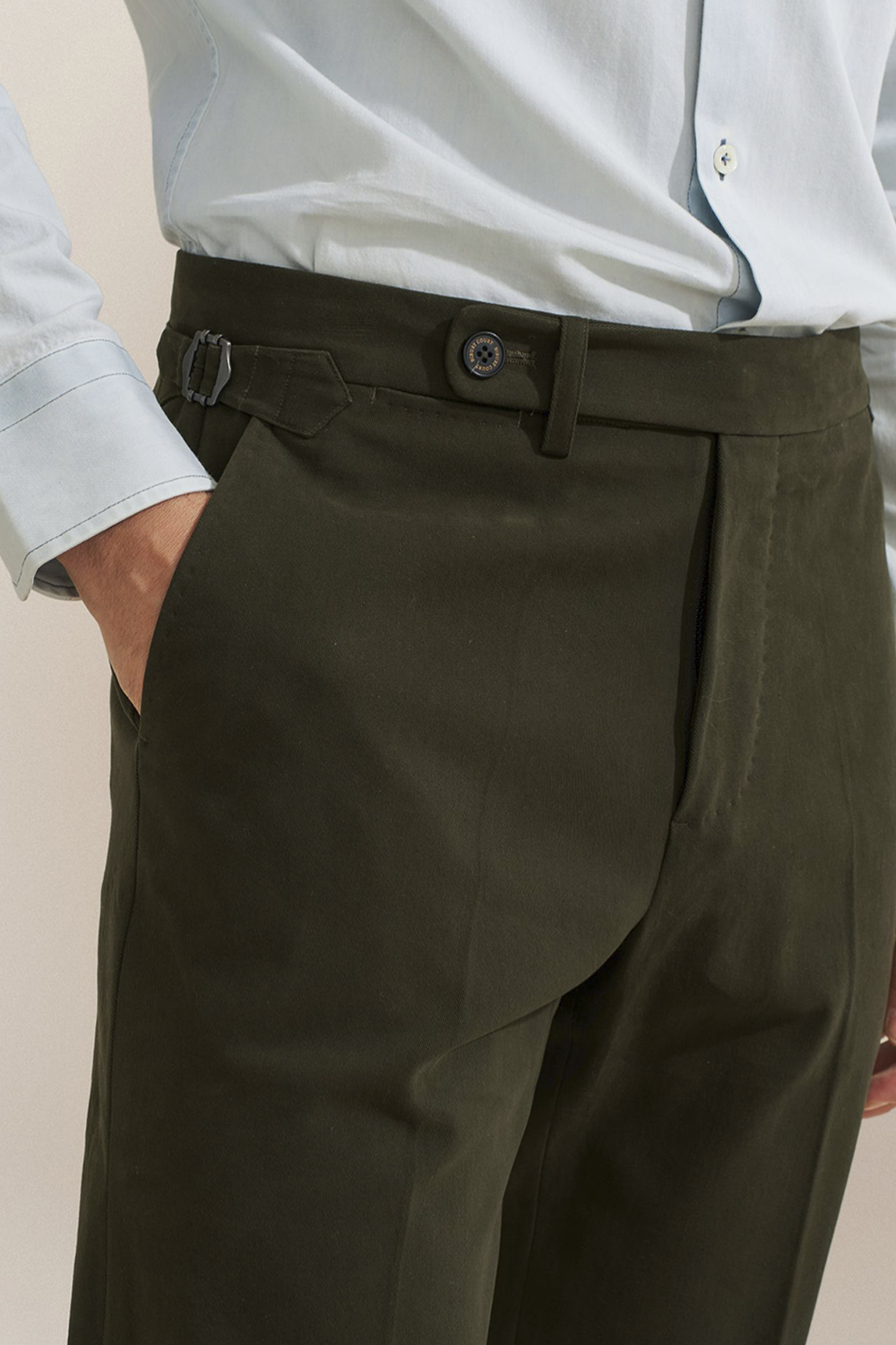 Bibury Court - Calça chino, cintura média, em sarja de algodão com elastano, com ajustadores laterais - Verde
