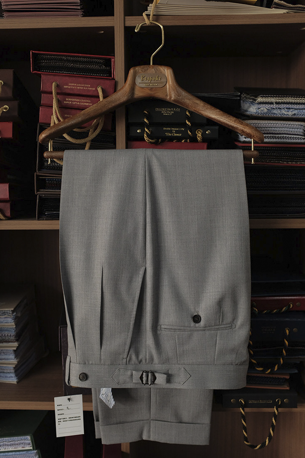 Ateliê Lynch - Calça em lã merino, super 110's 18.25 micron, com ajustadores laterais - Cinza Claro