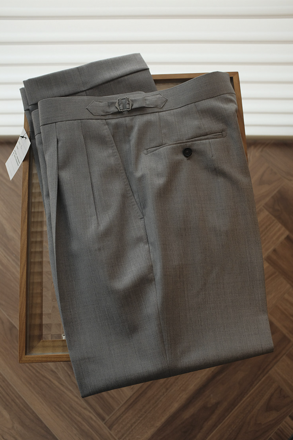 Ateliê Lynch - Calça em lã merino, super 110's 18.25 micron, com ajustadores laterais - Cinza Claro