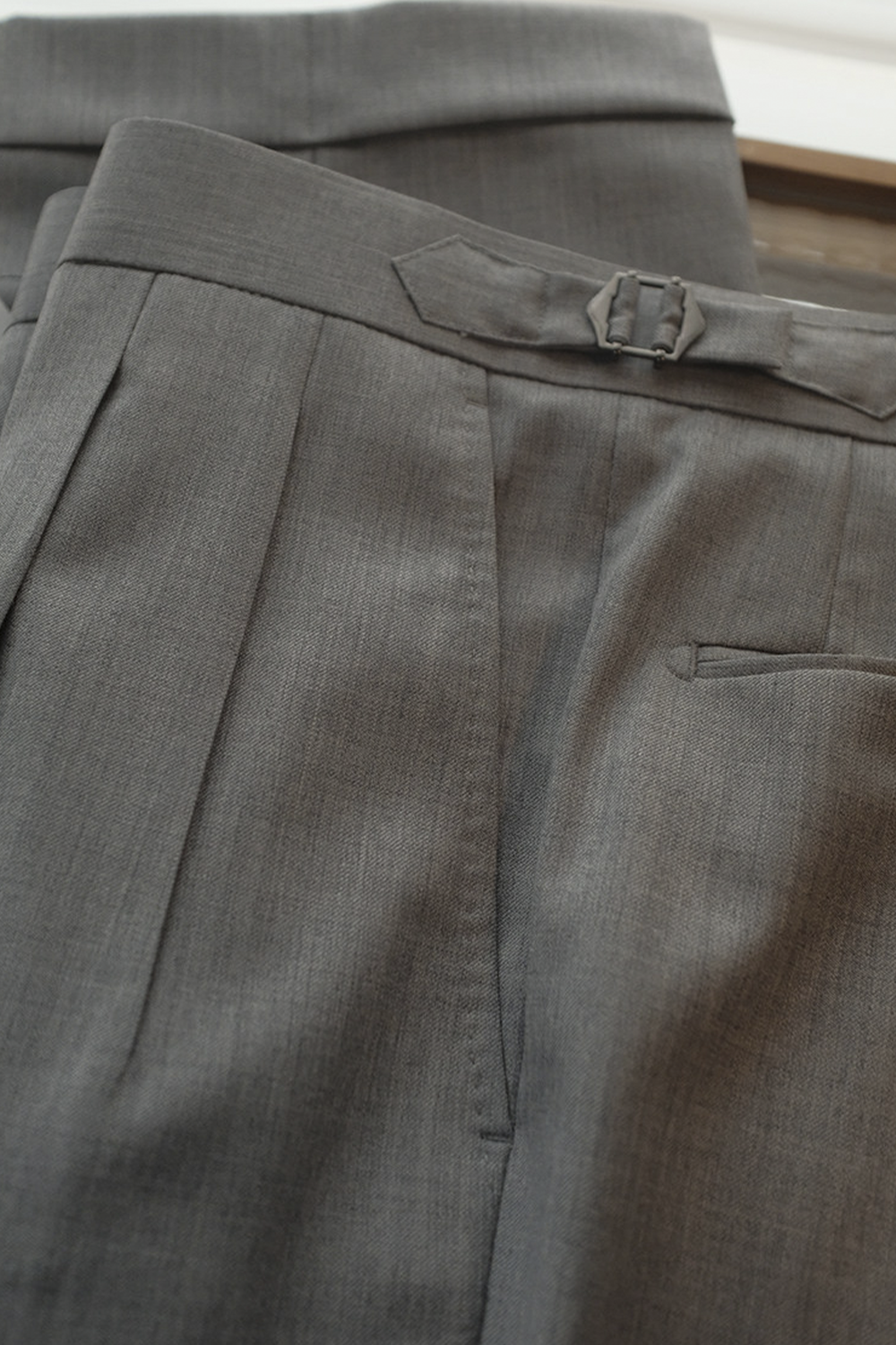 Ateliê Lynch - Calça em lã merino, super 110's 18.25 micron, com ajustadores laterais - Cinza Claro