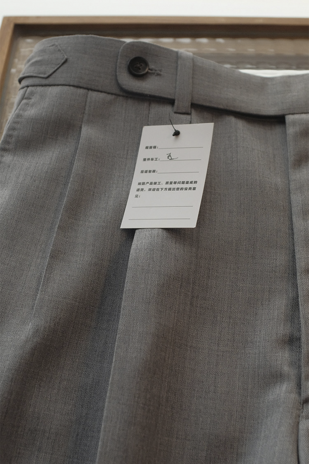 Ateliê Lynch - Calça em lã merino, super 110's 18.25 micron, com ajustadores laterais - Cinza Claro