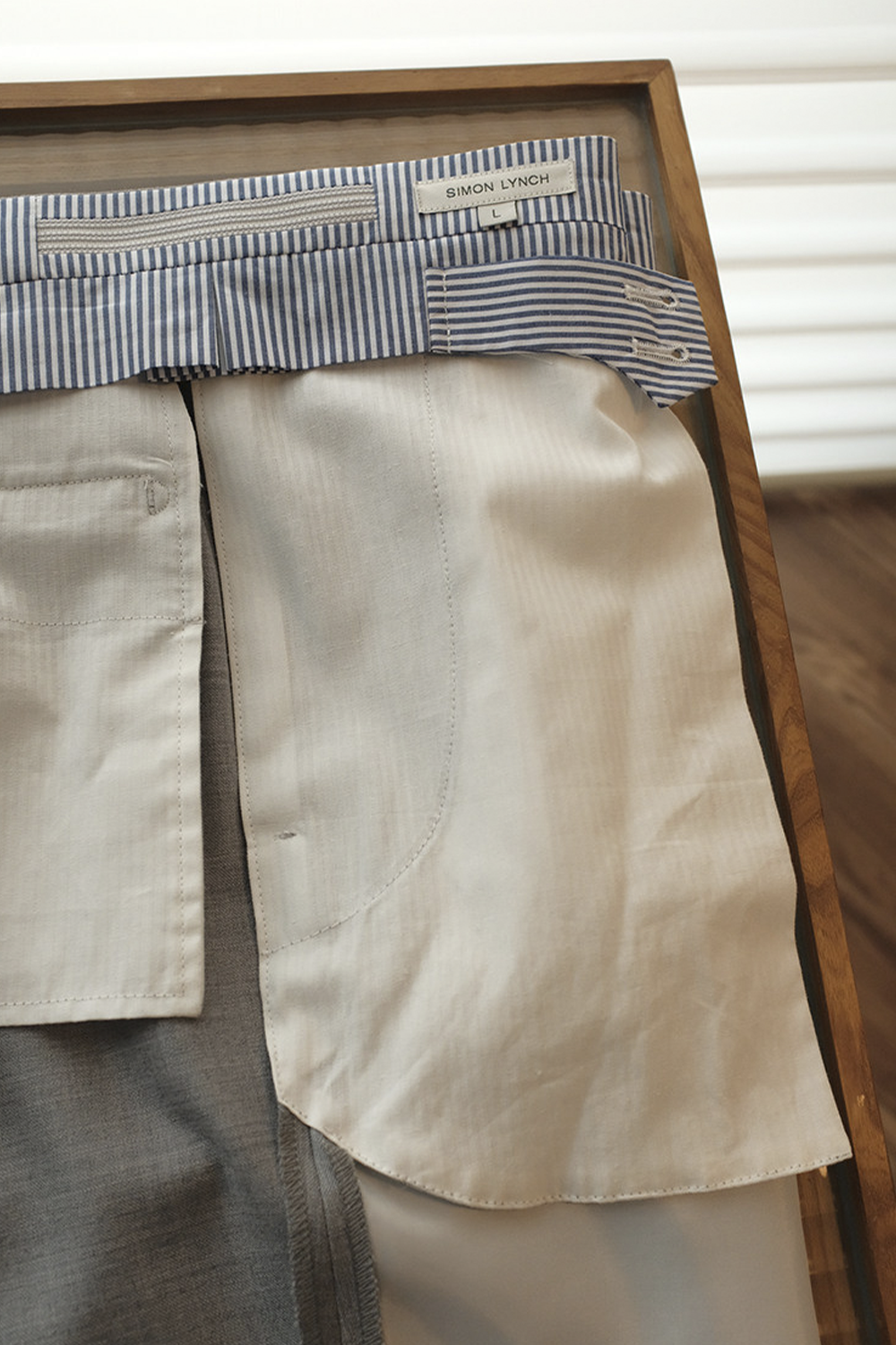 Ateliê Lynch - Calça em lã merino, super 110's 18.25 micron, com ajustadores laterais - Cinza Claro