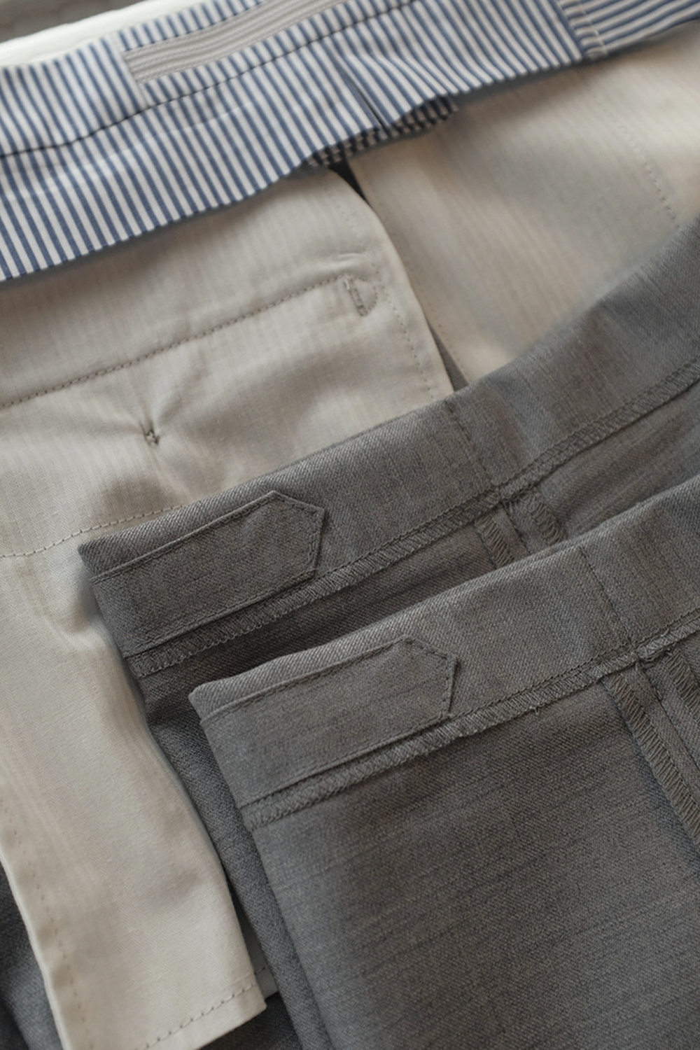 Ateliê Lynch - Calça em lã merino, super 110's 18.25 micron, com ajustadores laterais - Cinza Claro