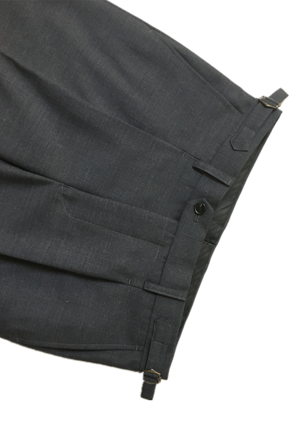 Calça em modelagem italiana em lã tropical, cintura alta, com ajustadores laterais e passantes - Brit Cinza Escuro