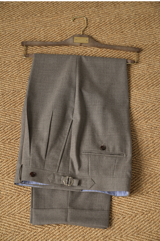 Ateliê Lynch - Calça em lã merino, super 110's 18.25 micron, com ajustadores laterais - Cinza Carvalho