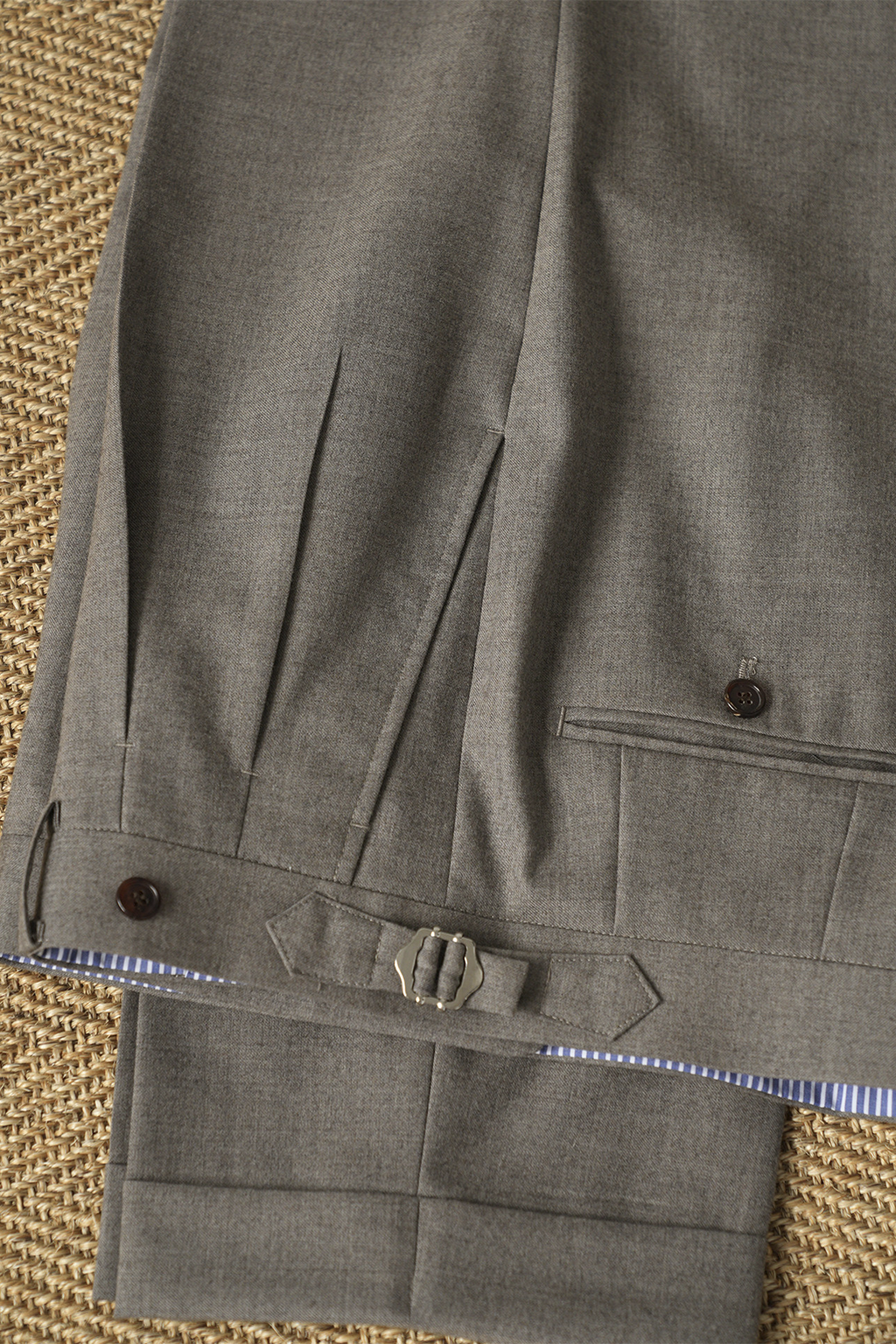 Ateliê Lynch - Calça em lã merino, super 110's 18.25 micron, com ajustadores laterais - Cinza Carvalho