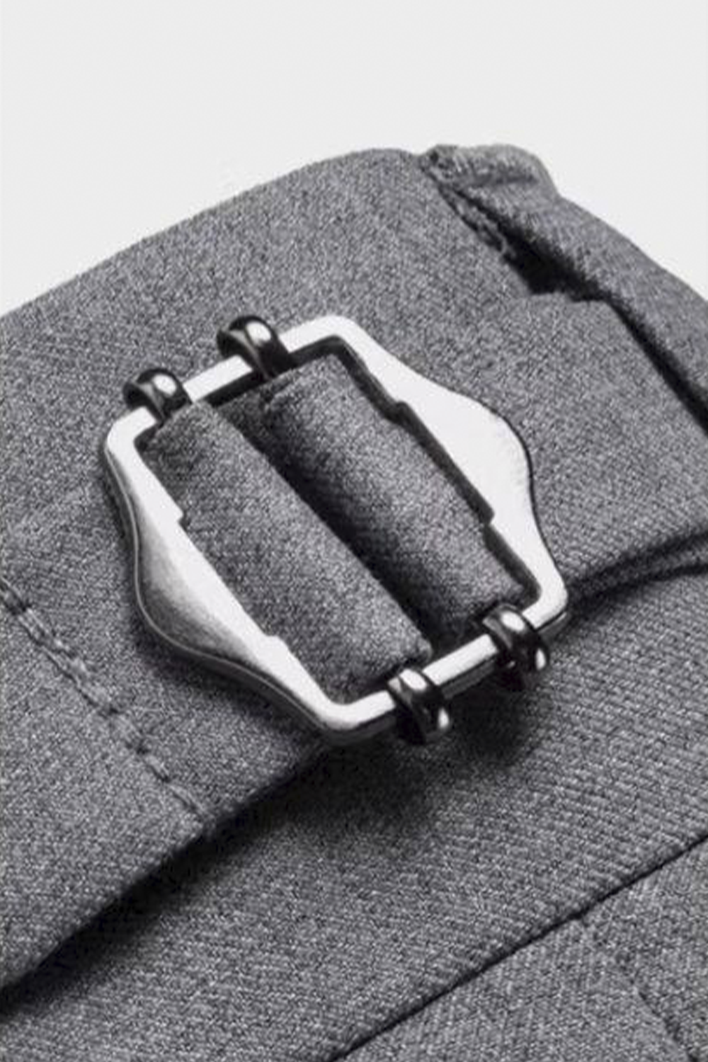 Calça cintura alta com ajustadores laterais e barra italiana, em lã tropical - Cinza médio SKA