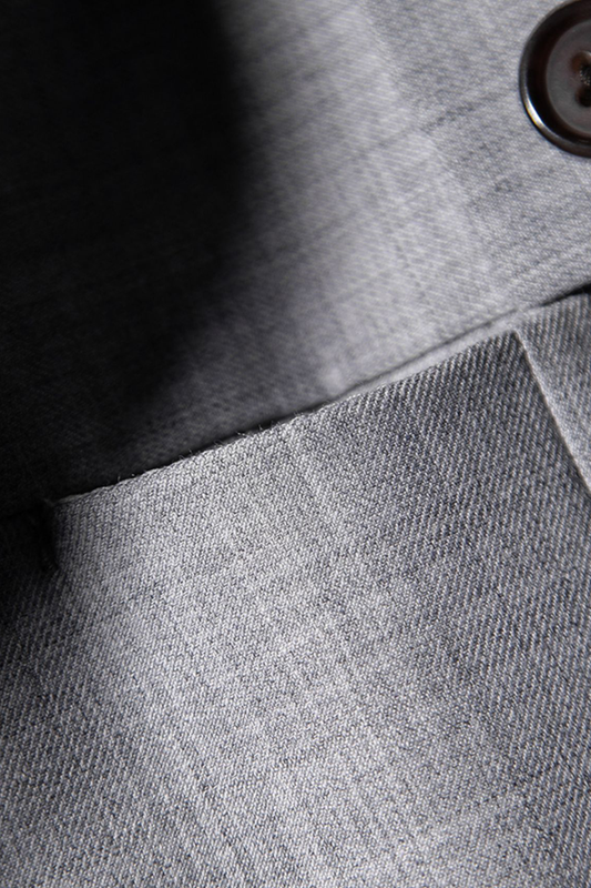 Calça em modelagem italiana, em lã tropical com cintura alta e ajustadores laterais - Cinza claro