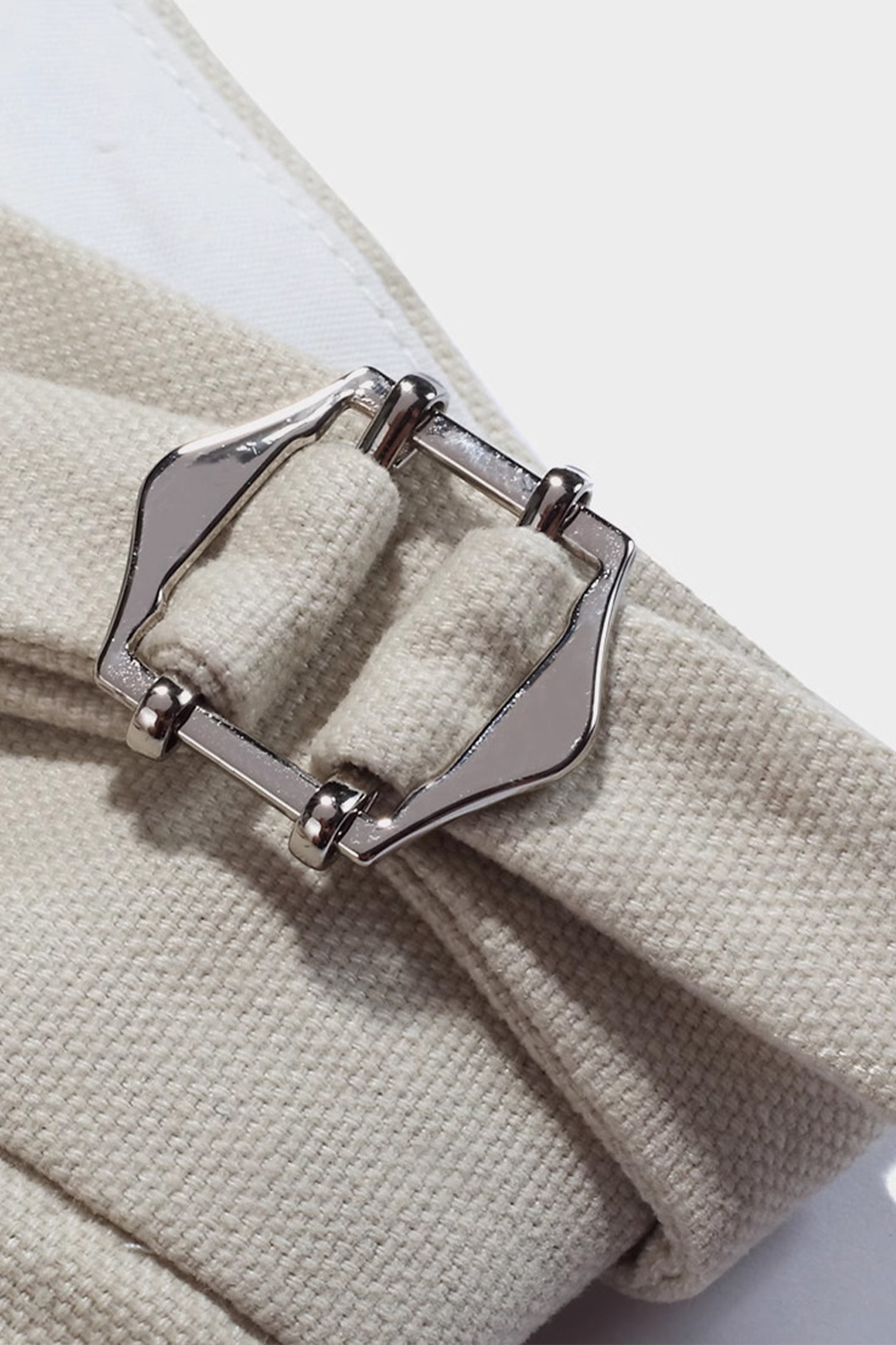 Calça em modelagem italiana 100% algodão, pregas, cintura alta, com ajustadores laterais - Off White GVC