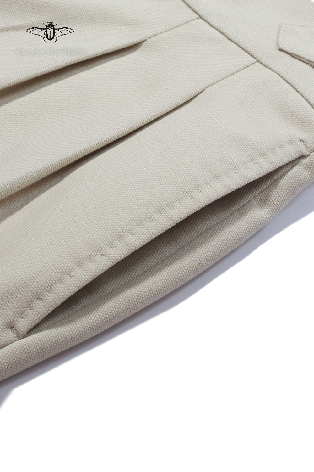 Calça em modelagem italiana 100% algodão, pregas, cintura alta, com ajustadores laterais - Off White GVC