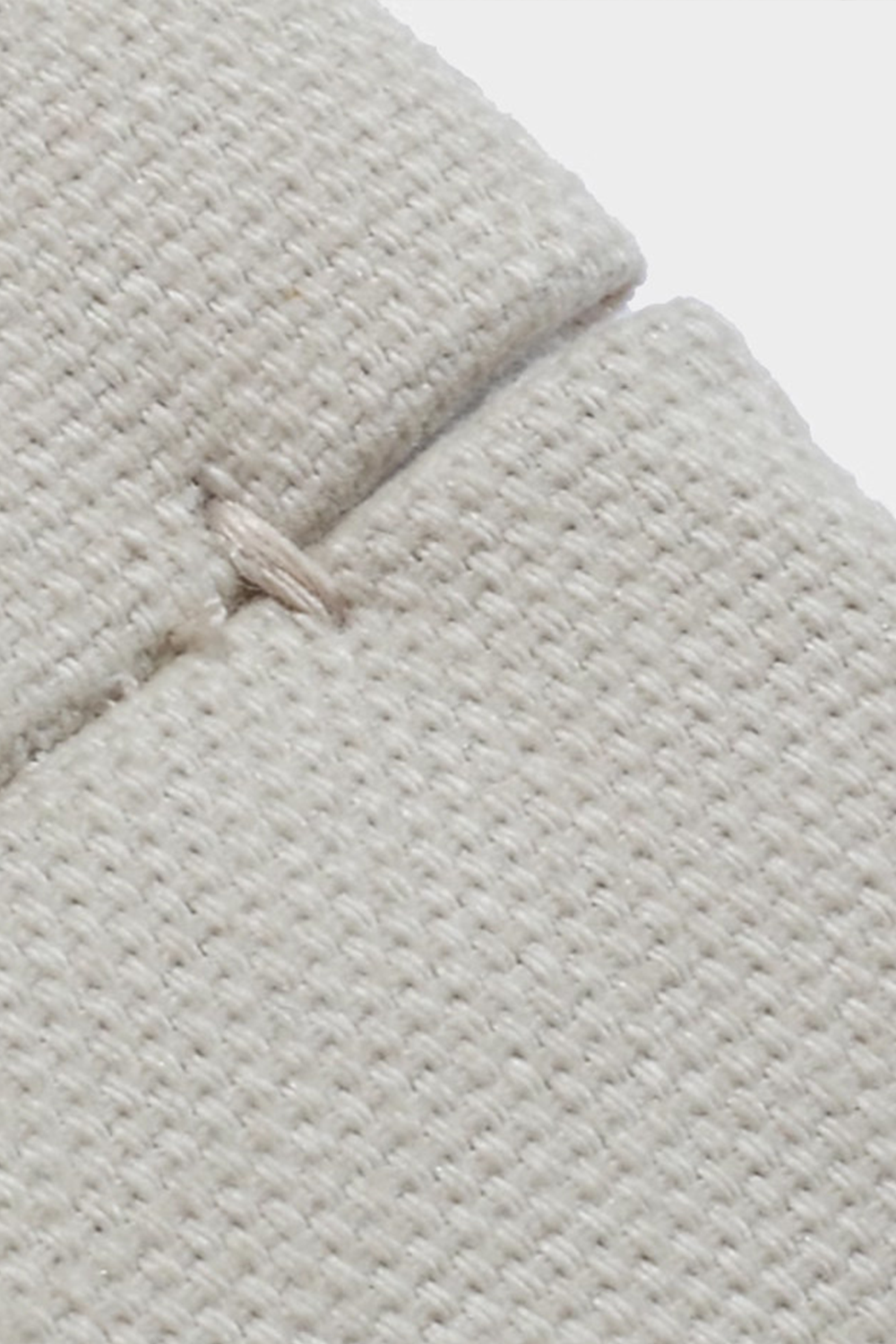 Calça em modelagem italiana 100% algodão, pregas, cintura alta, com ajustadores laterais - Off White GVC