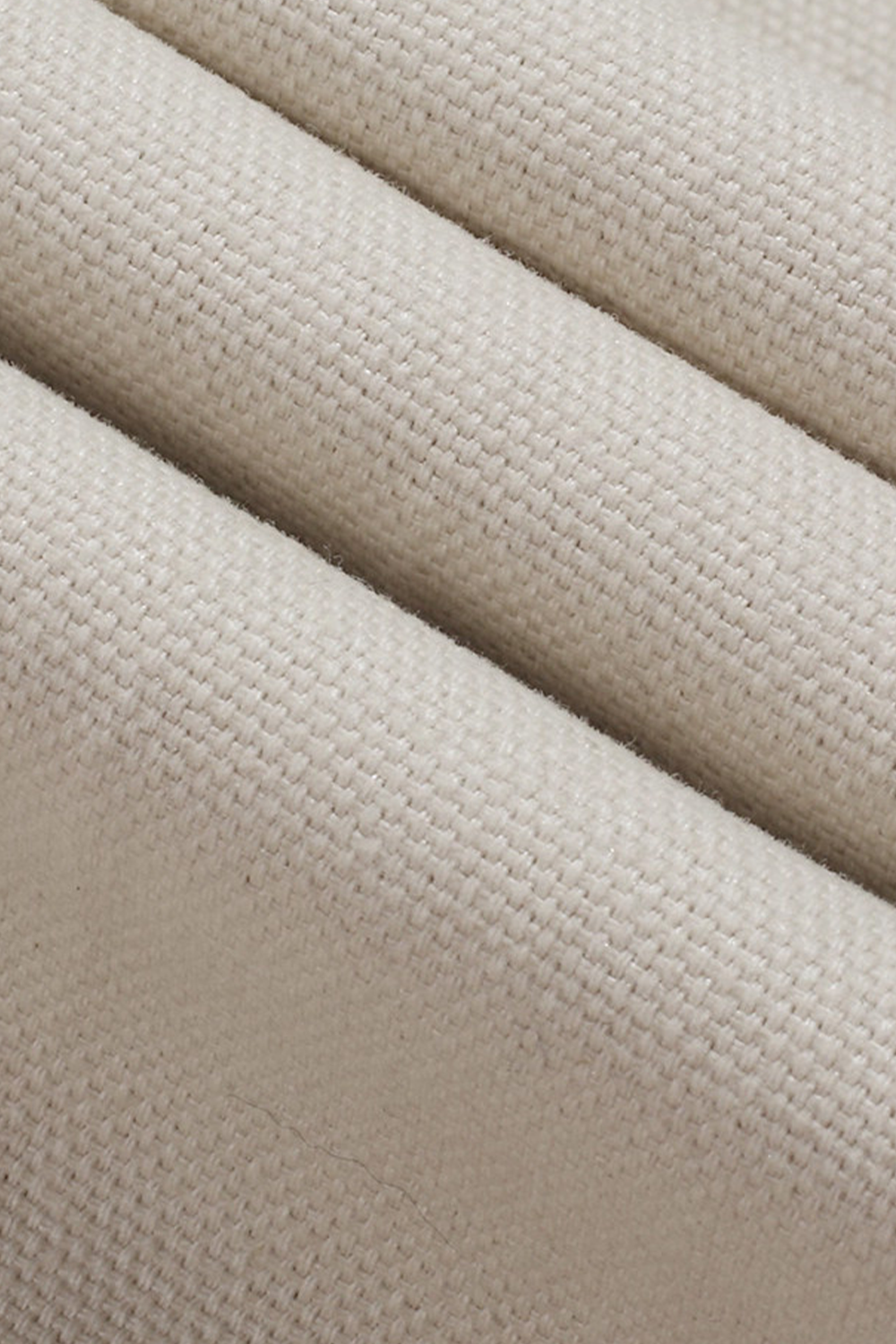 Calça em modelagem italiana 100% algodão, pregas, cintura alta, com ajustadores laterais - Off White GVC