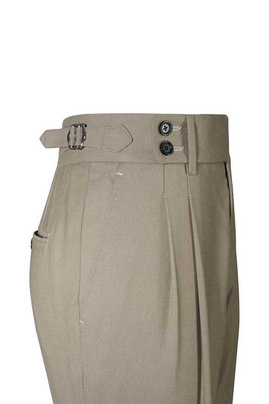 Calça em modelagem italiana, em polilã, cintura alta, com ajustadores laterais - Khaki claro
