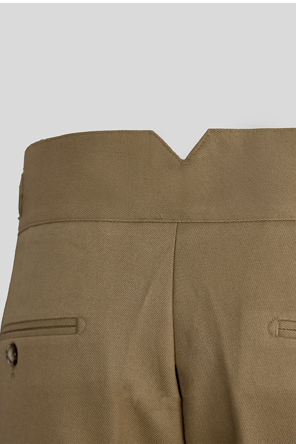 Calça ghurka, cintura alta, faixa frontal e ajustadores laterais - Khaki