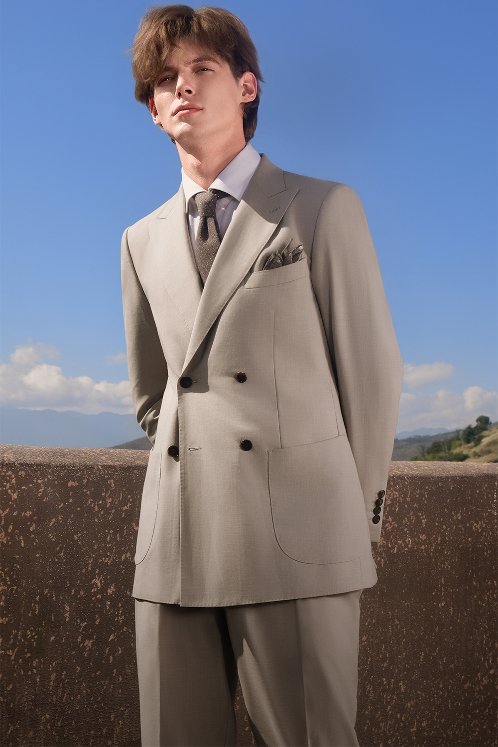 Costume double breasted 4x1, lapela peak, em lã com linho - Bege taupe