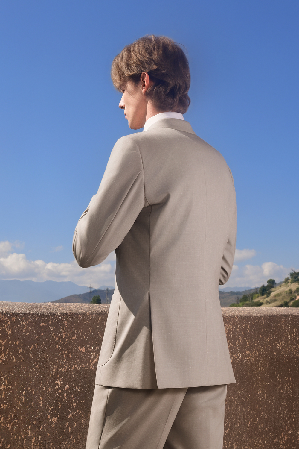 Costume double breasted 4x1, lapela peak, em lã com linho - Bege taupe