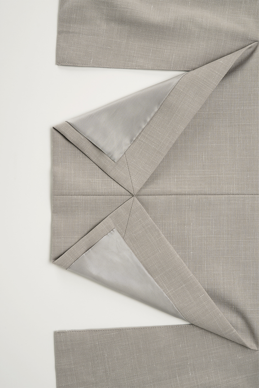 Costume double breasted 4x1, lapela peak, em lã com linho - Bege taupe