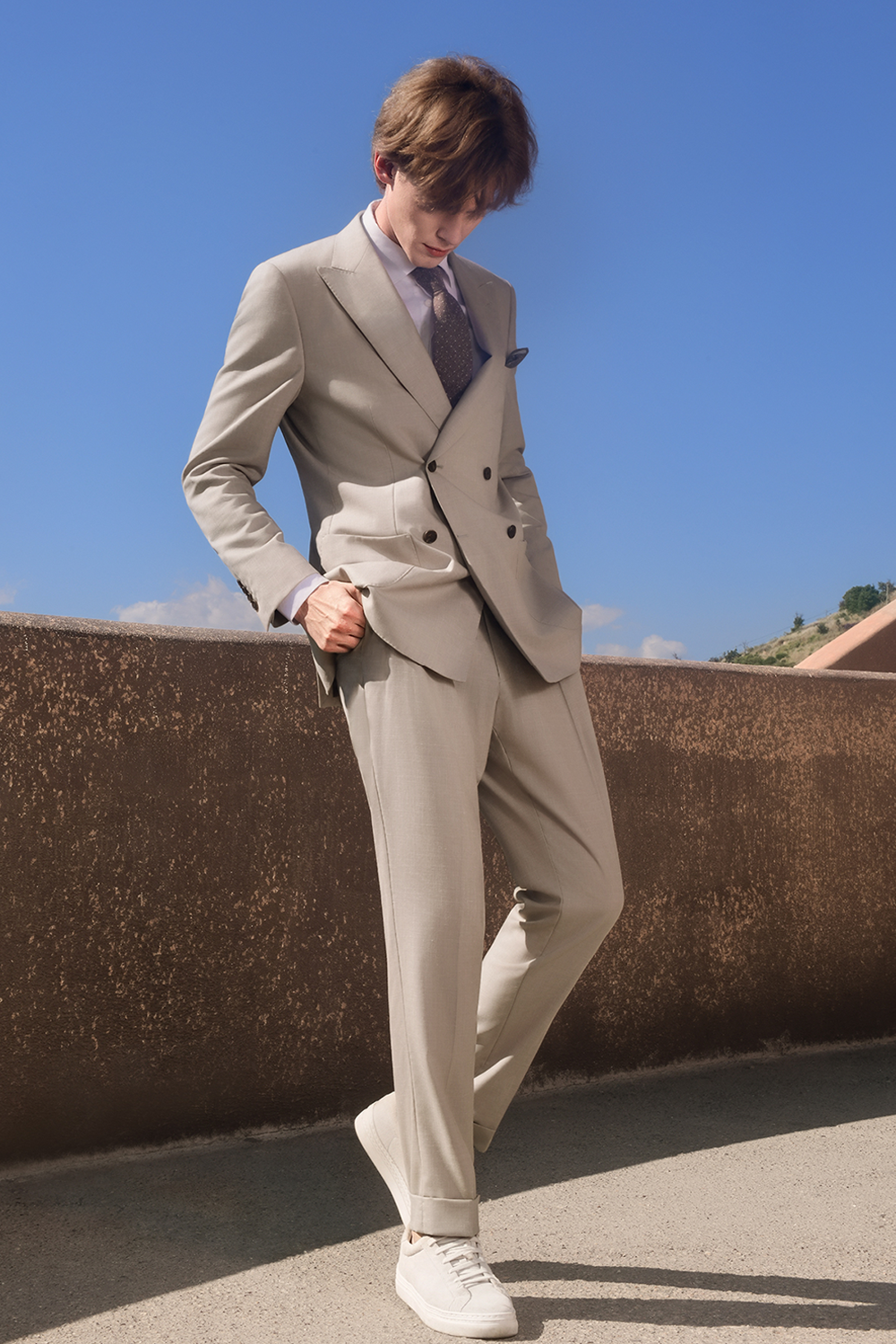 Costume double breasted 4x1, lapela peak, em lã com linho - Bege taupe