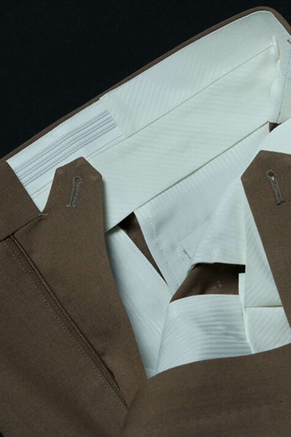 Ateliê St. Lion - Calça em lã merino, super 120's 17.75 micron, com pregas, barra italiana e ajustadores laterais - Marrom STL