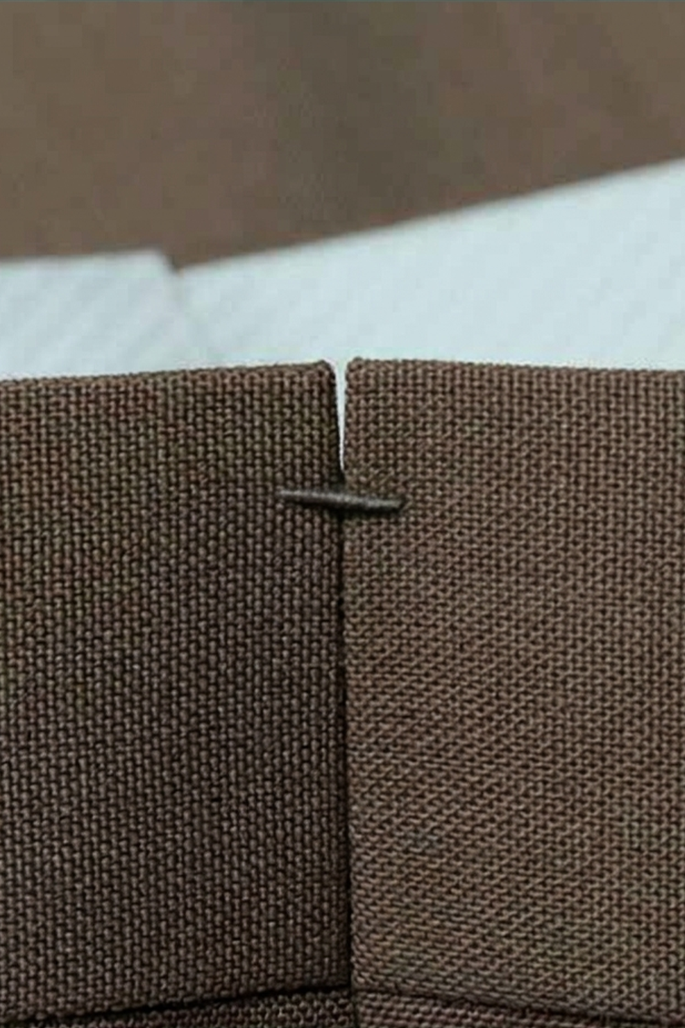 Ateliê St. Lion - Calça em lã merino, super 120's 17.75 micron, com pregas, barra italiana e ajustadores laterais - Marrom STL