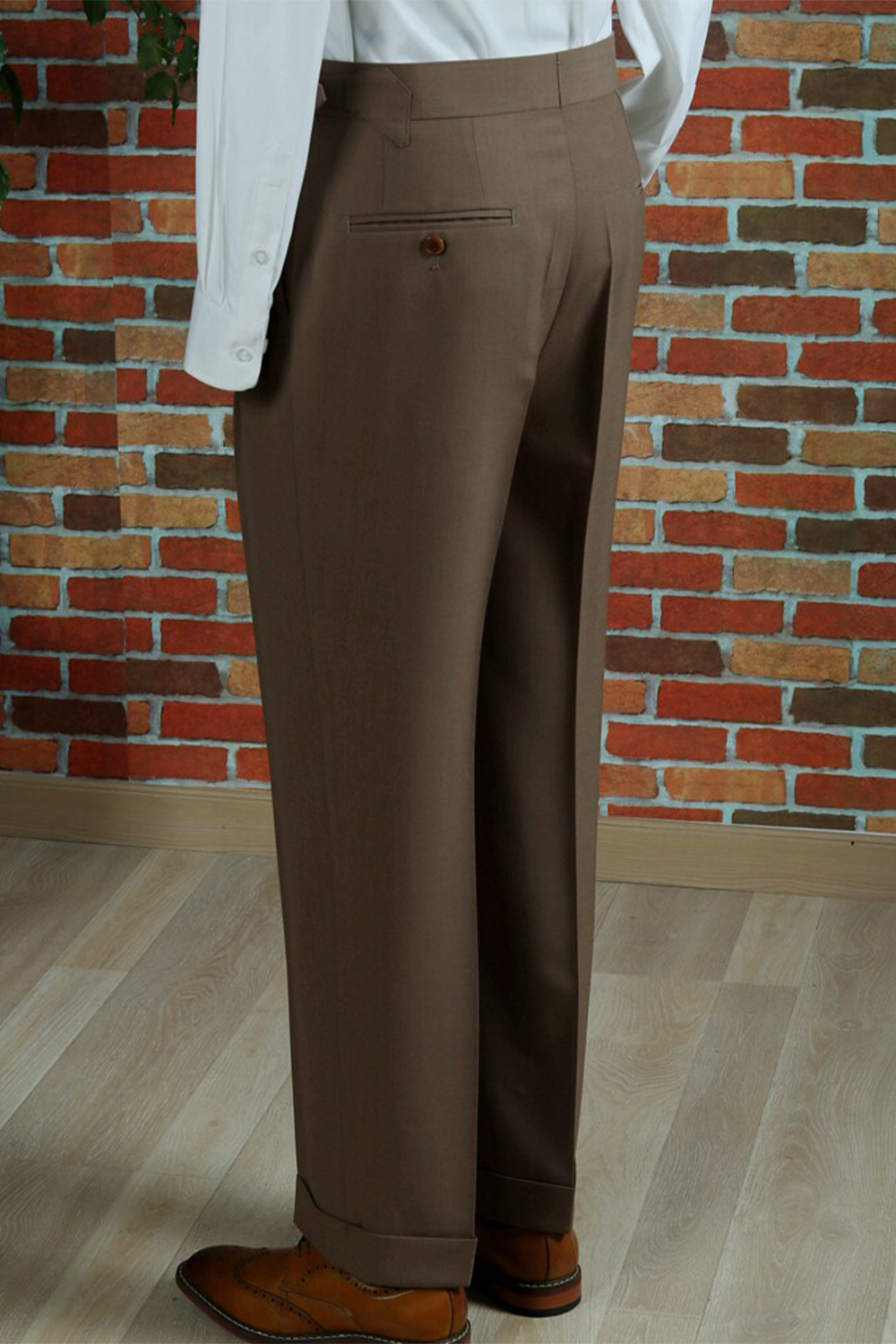 Ateliê St. Lion - Calça em lã merino, super 120's 17.75 micron, com pregas, barra italiana e ajustadores laterais - Marrom STL