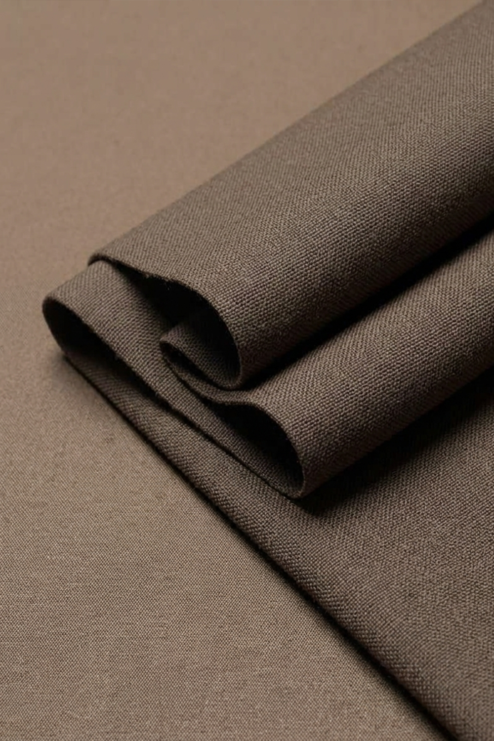 Ateliê St. Lion - Calça em lã merino, super 120's 17.75 micron, com pregas, barra italiana e ajustadores laterais - Marrom STL