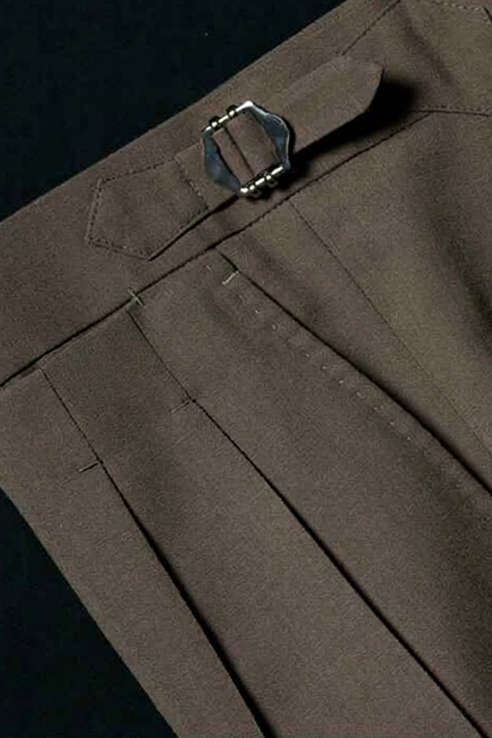 Ateliê St. Lion - Calça em lã merino, super 120's 17.75 micron, com pregas, barra italiana e ajustadores laterais - Marrom STL