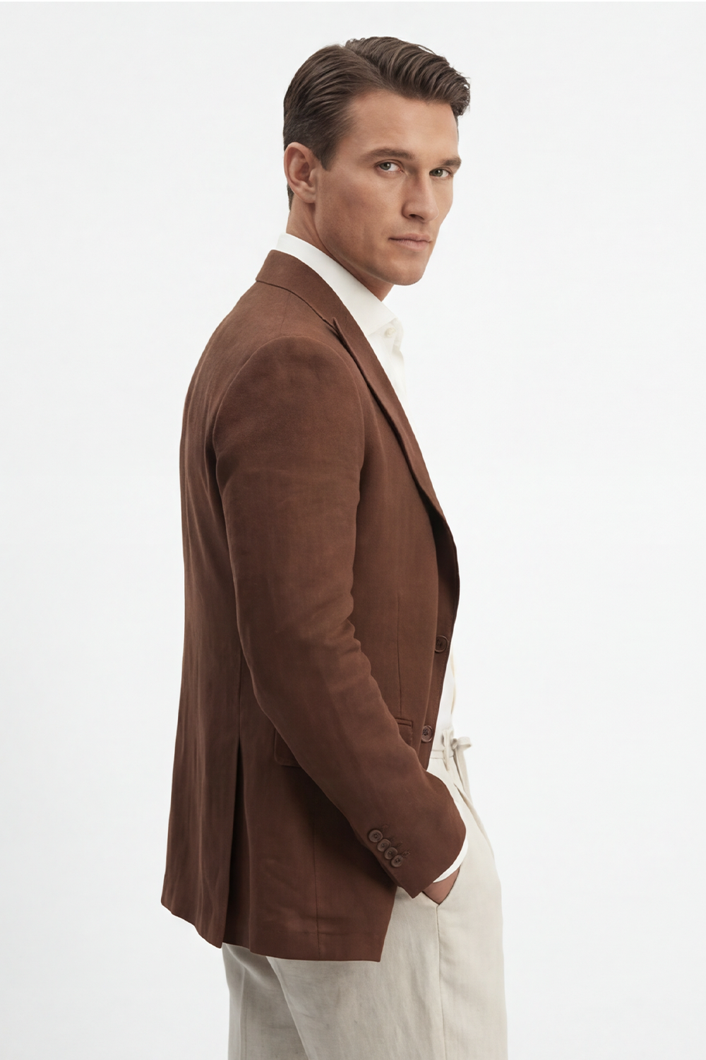 Blazer em linho puro, desestruturado single breasted, com bolsos flap e lapela peak large - Marrom PPR