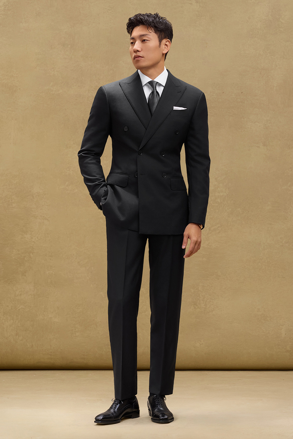 Lanifício MT GERALD - Costume double breasted 6x2, half canvas, em lã merino super 110 18.25 µ , lapela peak - Preto SKA