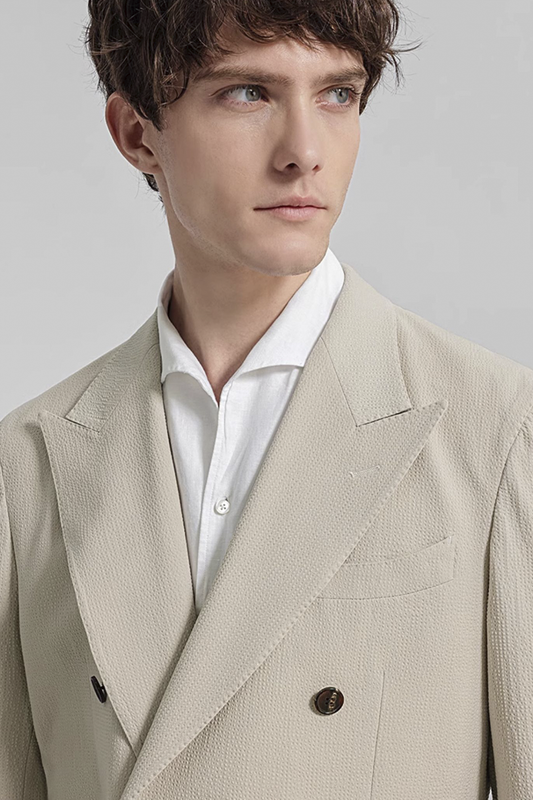 Costume double breasted 6x2, em poliviscose e elastano, seersucker, com lapela peak - Off-White
