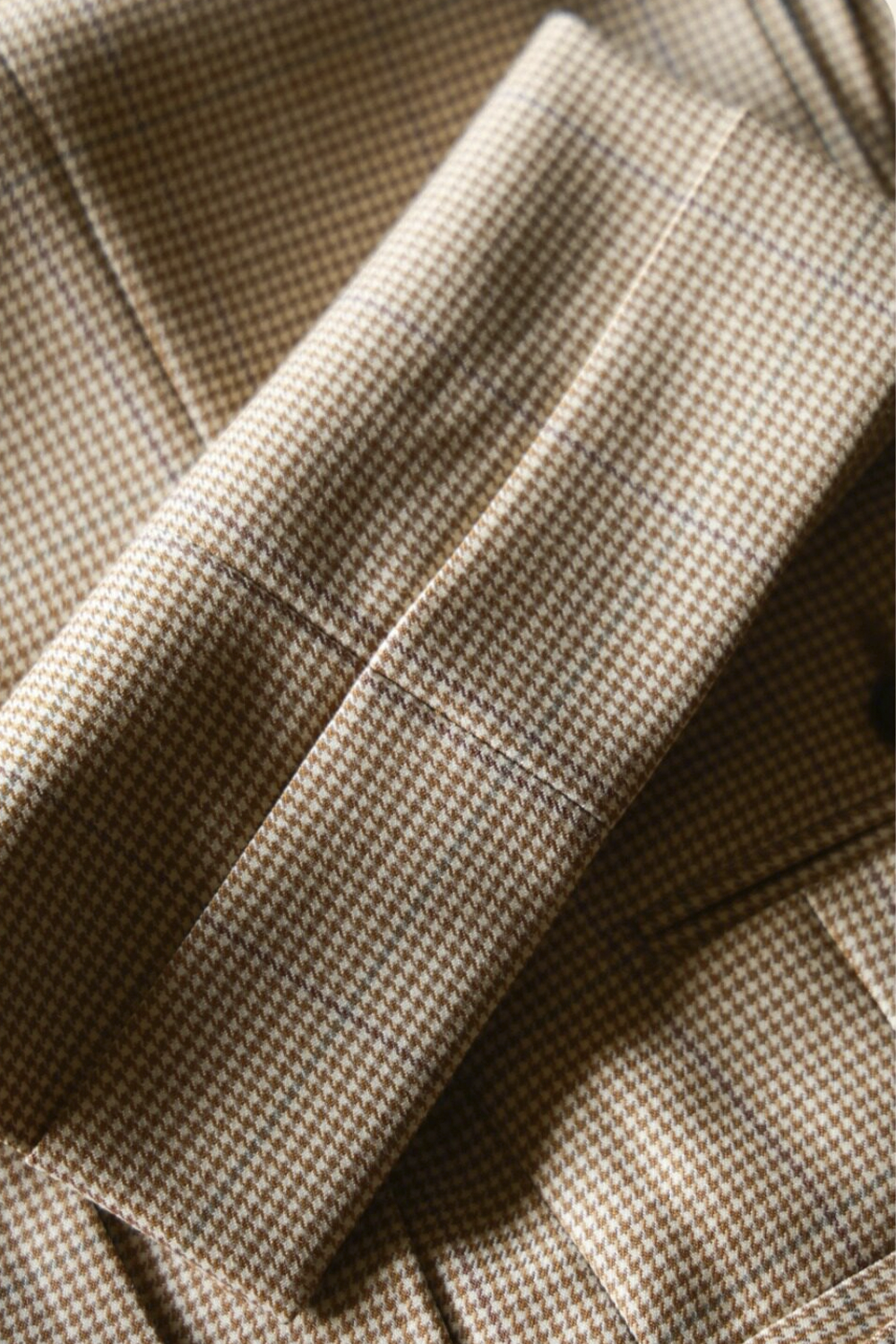 UGENTLE - Calça em lã merino, super 120's 17.75 micron, com pregas duplas, barra italiana e ajustadores laterais - Terra Cota Pied-De-Poule