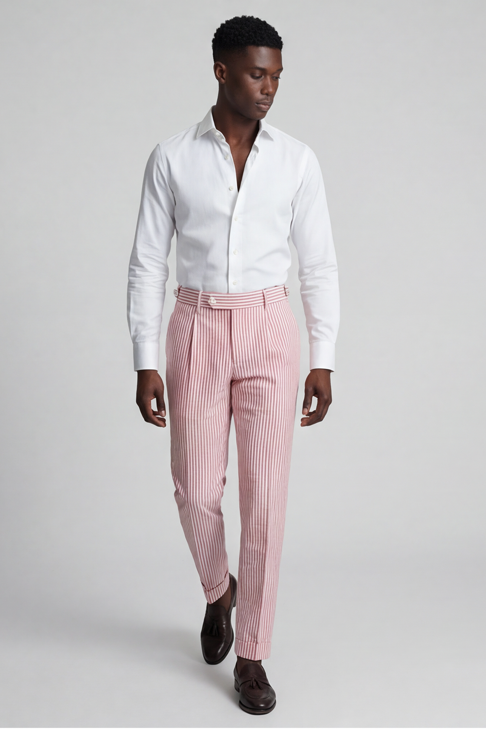 Calça em algodão seersuker, cintura alta, com ajustadores laterais e passantes - Brit Rosa e branco