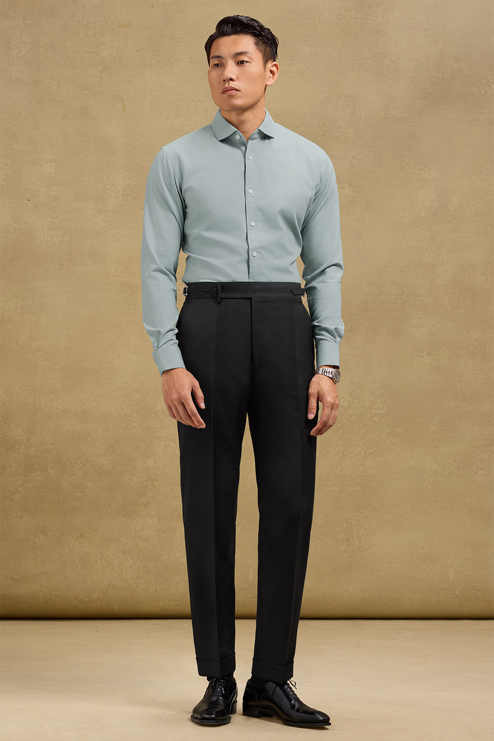 Calça cintura alta com ajustadores laterais e barra italiana, em lã tropical - Preta SKA