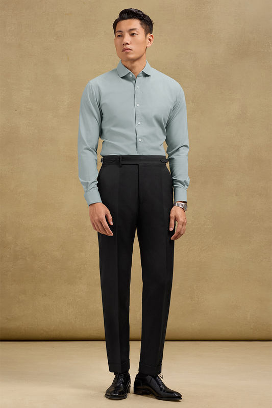 Calça cintura alta com ajustadores laterais e barra italiana, em lã tropical - Preta SKA